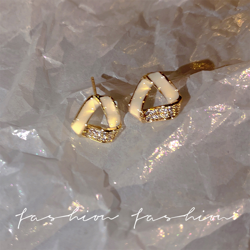 The light luxury triangular oil-dripping full-diamond stud earrings for women, S925, with silver needles, exude a sense of elegance and sophistication. They are exquisite and trendy full figure