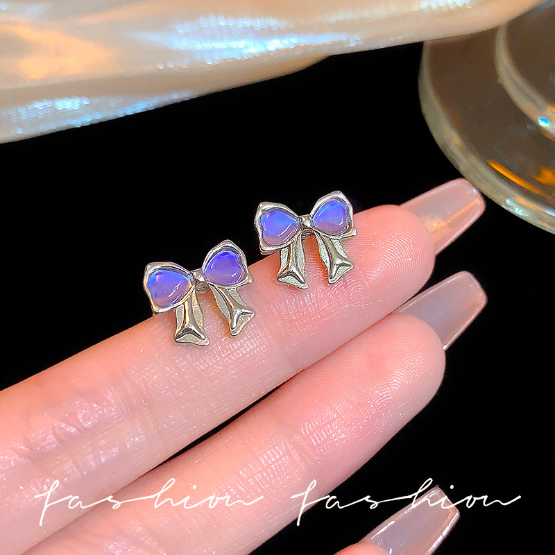 Korean-style sweet bow stud earrings, a niche design for women, exude a sense of sophistication and versatility. These are fashionable and elegant commuting earrings details Picture