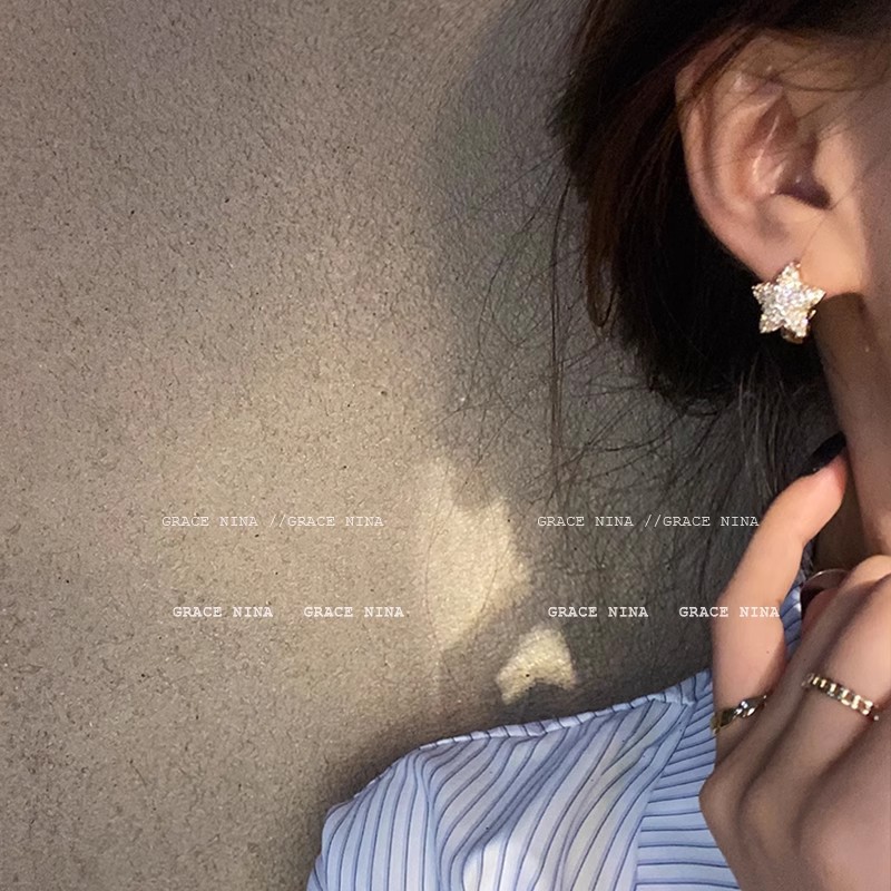 Korean Internet celebrity micro-studded star-shaped stud earrings, a new style of trendy, unique, light luxury and elegant stud earrings for women in 2025 full figure
