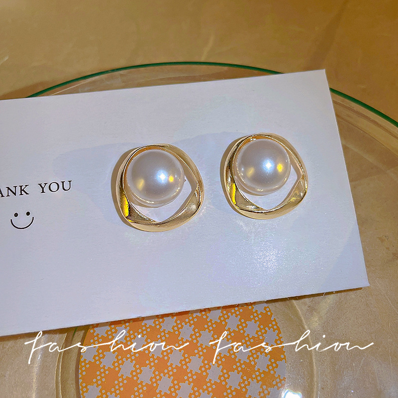 Elegant socialite pearl stud earrings, a unique and high-end design for women, 2024 new stylish earrings wholesale Application Scenario