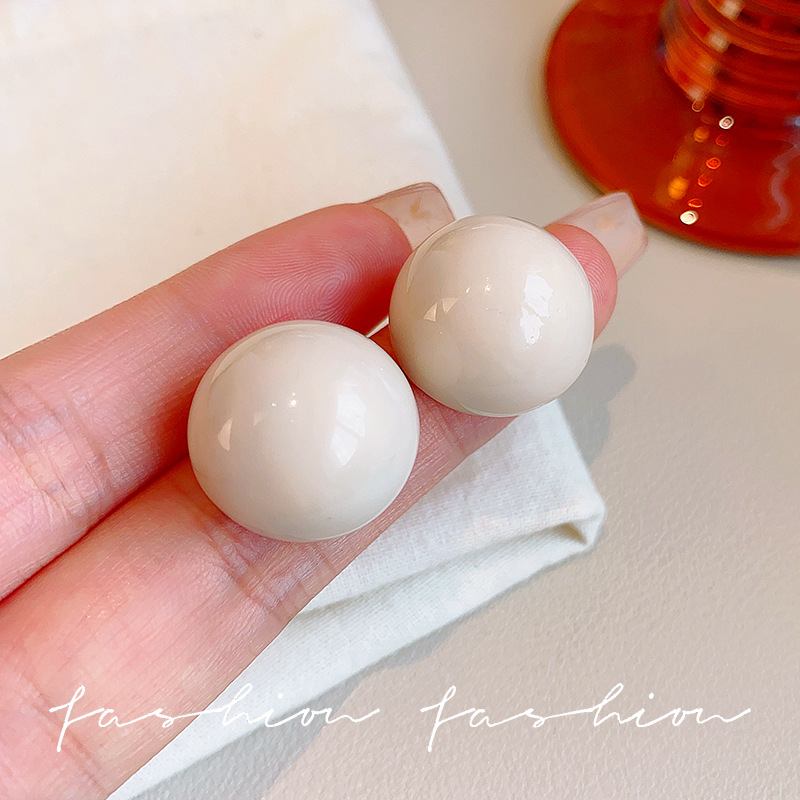 The 2025 new bestseller, the milky white round bead stud earrings for women, exude a light luxury and high-end feel. They are fashionable and simple, allowing you to sleep without taking off the earrings full figure