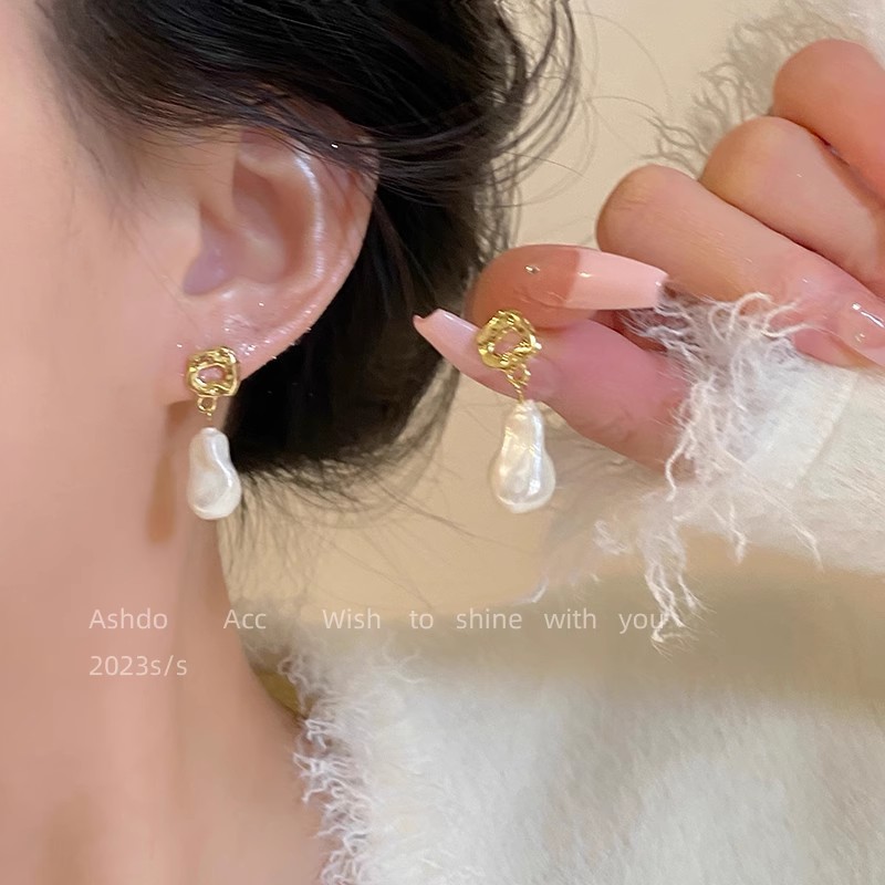 French Baroque imitation pearl earrings for women, 2025 new style, high-end, light luxury stud earrings, exquisite, elegant and fashionable earrings full figure