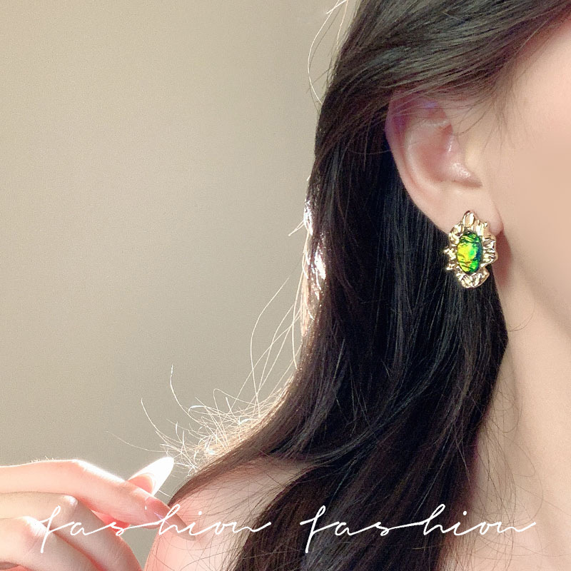 European and American court style vintage, retro style oil-dripping metal earrings, women's imitation emerald earrings Application Scenario