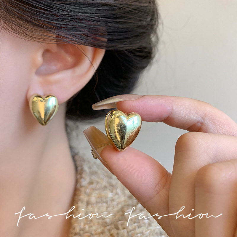 Cold style metal smooth heart-shaped stud earrings, French simple and individual earrings, women's light luxury and high-end peach-shaped earrings Application Scenario