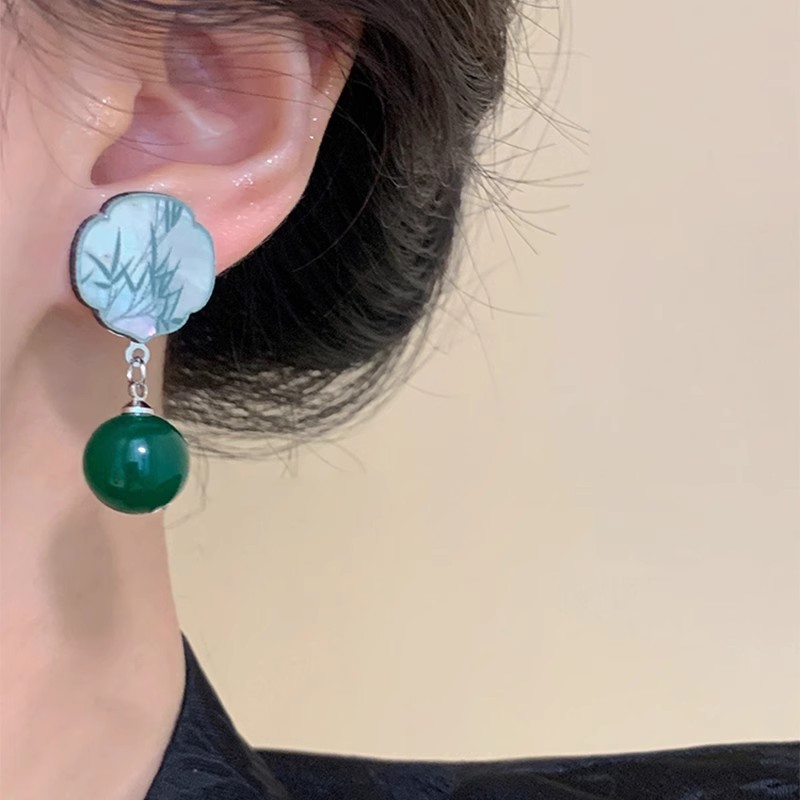 New Chinese-style green earrings, retro style, unique and elegant for women, ear studs, ancient style, cool and refreshing earrings Specification drawing