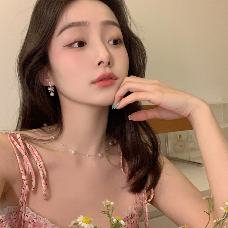 Silver needle Korean-style niche design fashionable pearl earrings, light luxury style sweet earrings, high-end temperament earrings wholesale Application Scenario