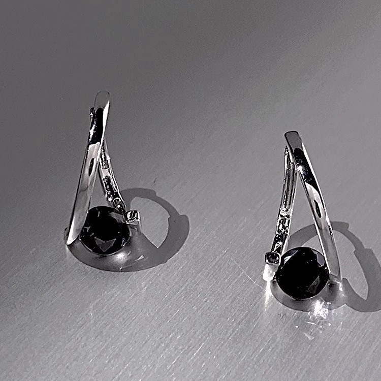 Sweet and cool black zircon earrings with a spicy girl style, a new trendy and individual stud earrings in 2025, a niche design for women details Picture