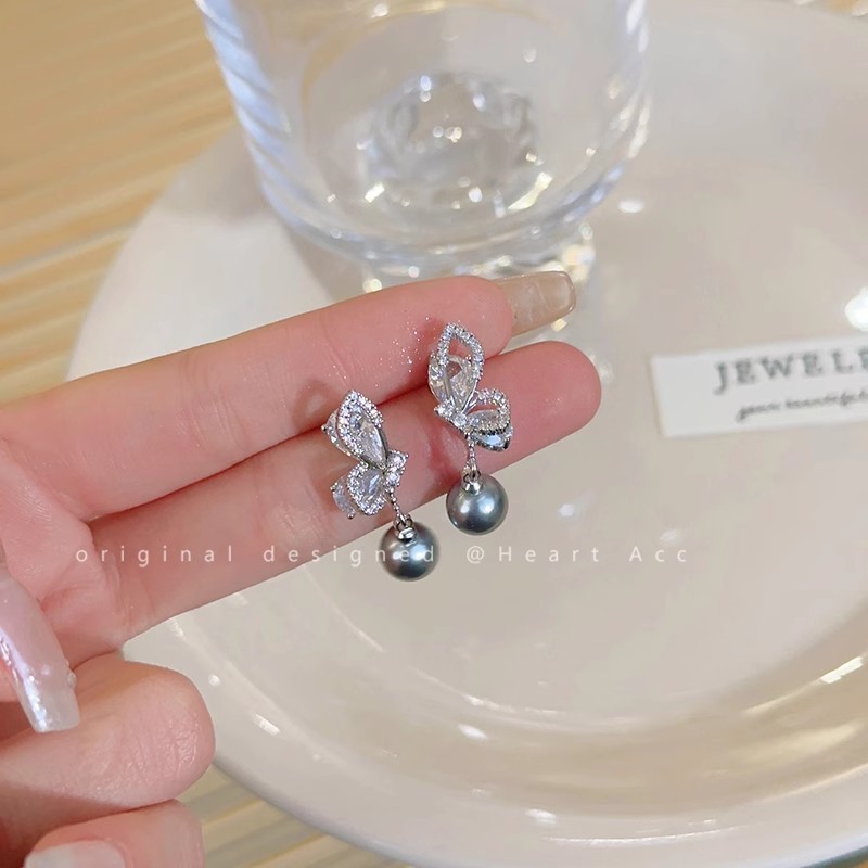 Unique butterfly pearl silver needle earrings for women with a high-end feel, micro-inlay round and square face stud earrings, new design sense earrings for 2024 Specification drawing