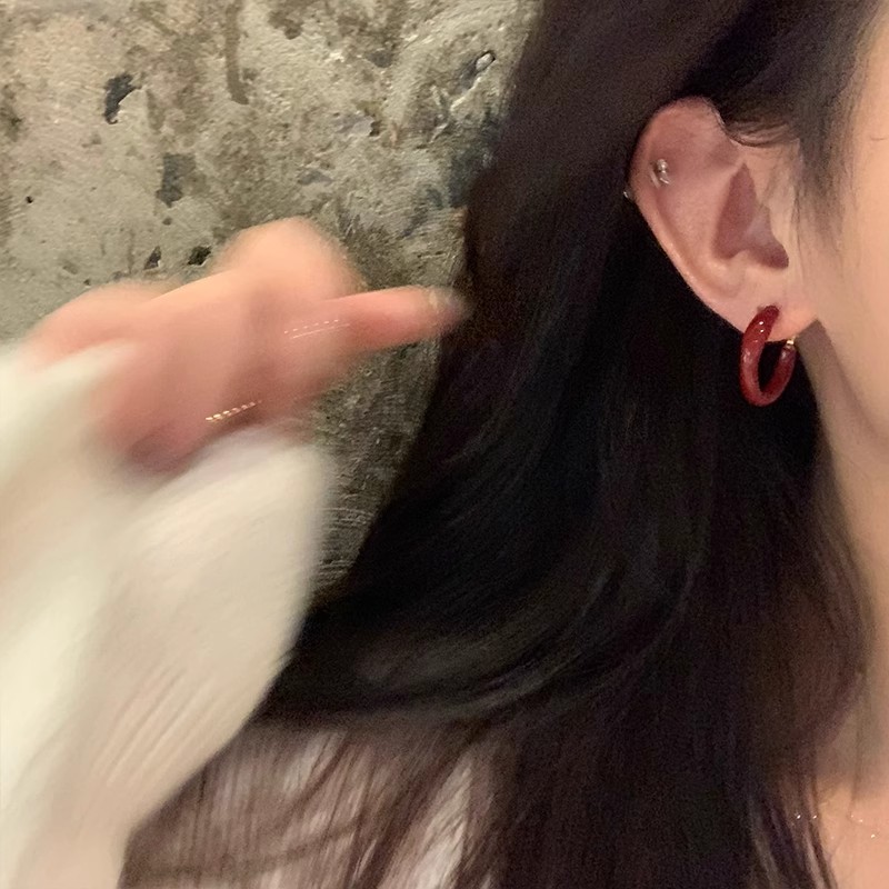 The new autumn and winter Ankela red stud earrings for women exude a sense of light luxury and high-end elegance. This unique and niche design is an accessory Application Scenario