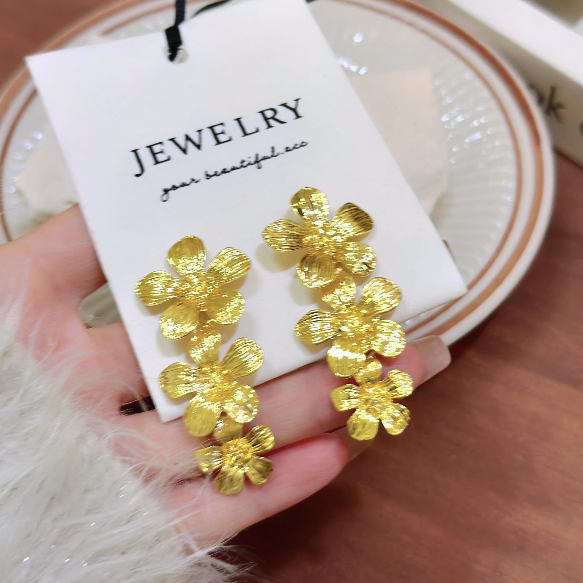Gilded golden flower earrings, women's tassel long metal light luxury high-end earrings, exaggerated and elegant vintage earrings Application Scenario