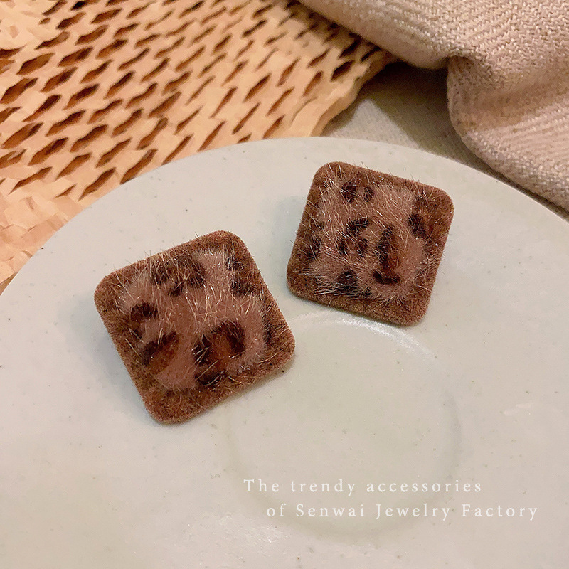 French retro square leopard print fashionable stud earrings for women, light luxury and versatile earrings, niche design, high-end sense earrings Application Scenario