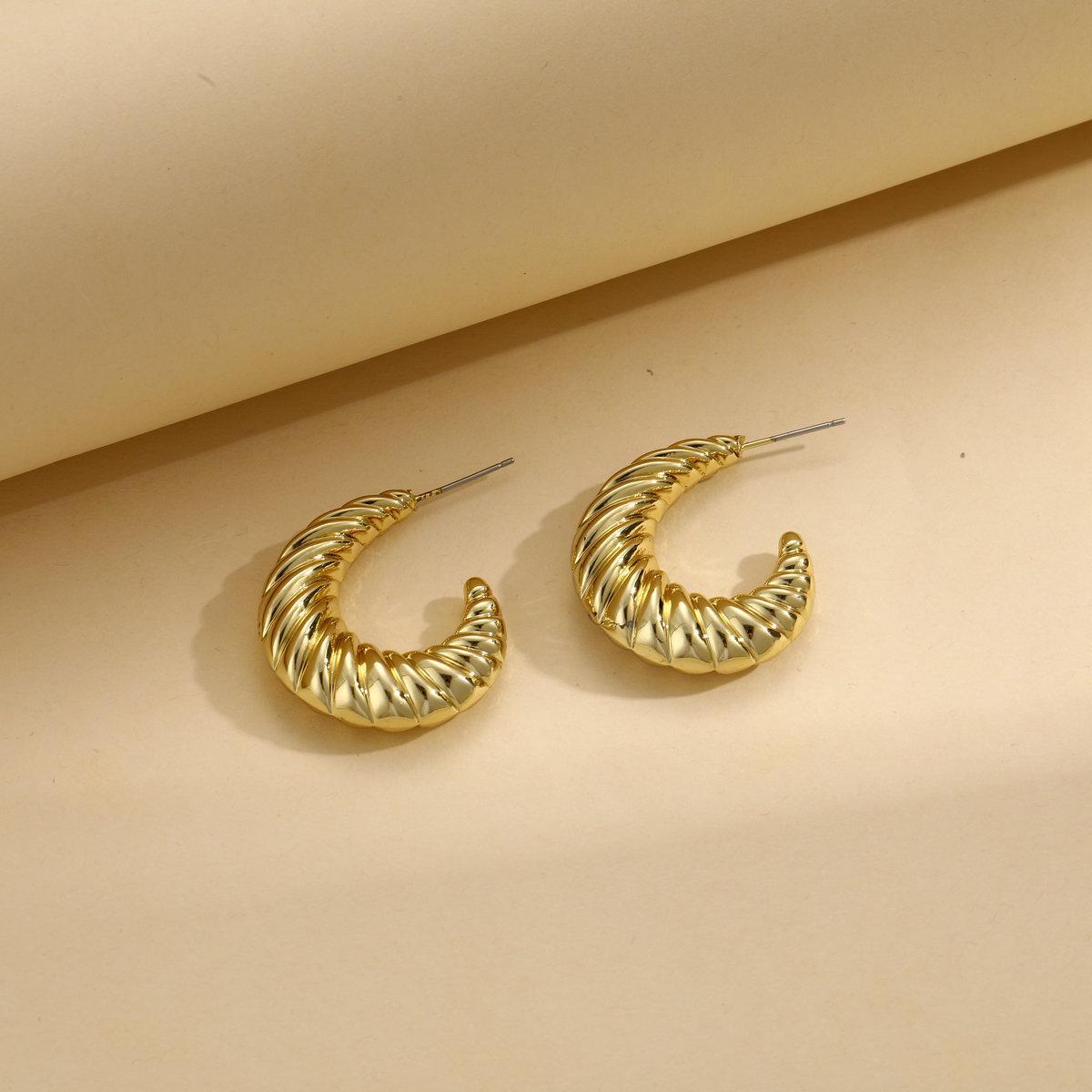 Cross-border European and American new personalized twist fashion earring, women's creative, simple and irregular moon retro exaggerated earrings Application Scenario
