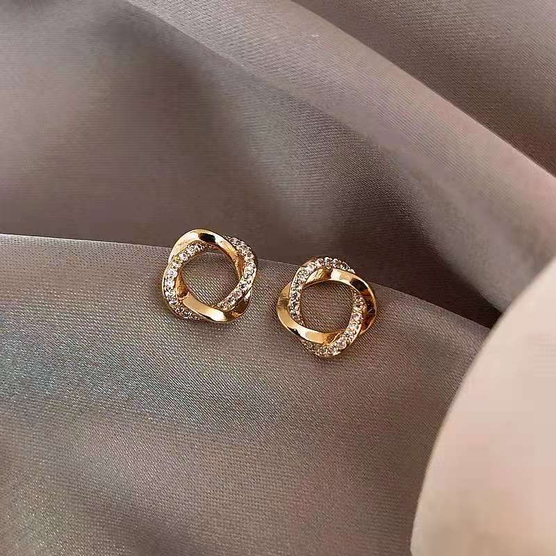 The new S925 silver needle earrings are trendy and stylish for women. They are exquisite and small Korean diamond-encrusted stud earrings for commuting full figure