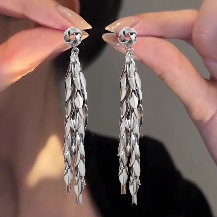 The long wheat ear, leaf and tassel stud earrings exude a light luxury and high-end charm, making the earrings unique and versatile full figure