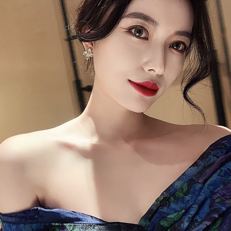 Four-leaf petal stud earrings, simple and cold style, small earrings for women, 925 silver needle earrings, popular and stylish commuting earrings details Picture