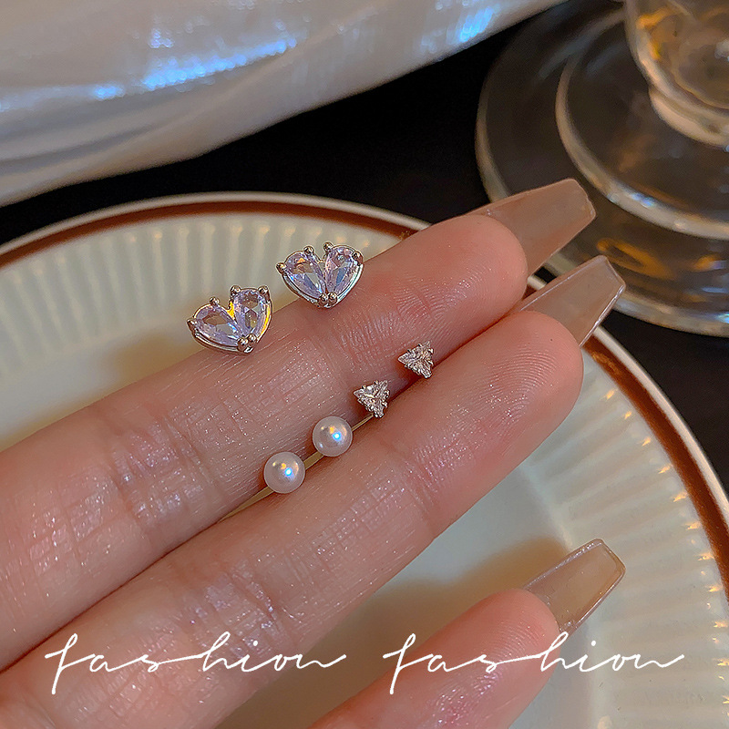 Heart-shaped ear studs for ear piercing, no need to remove. Sparkling Zircon cochlear ear bone studs, a unique, simple and high-end commuter ear accessory for women Application Scenario