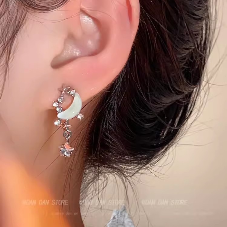 Silver needle, niche, sweet and cool, asymmetrical earrings, high-end design sense, star and moon stud earrings, sweet earrings for women wholesale Application Scenario