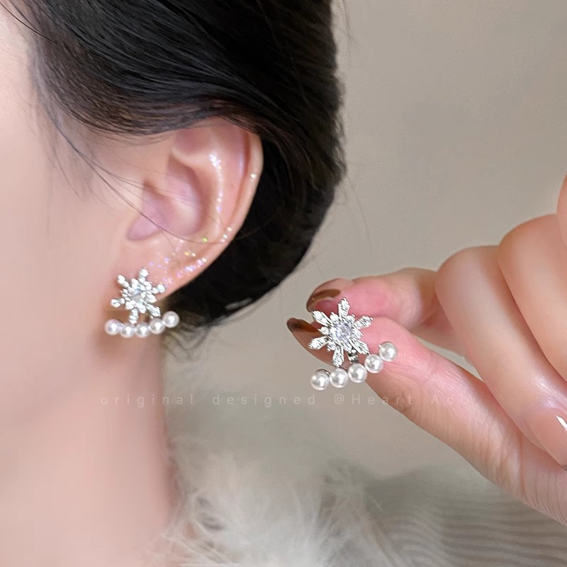 Zirconium snowflake pearl dual-wear earrings for women, a high-end and elegant autumn and winter style. Unique design of Christmas stud earrings for women Application Scenario