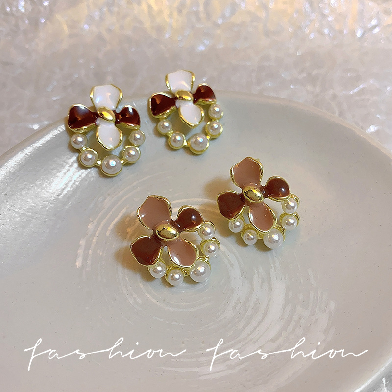 Autumn and winter retro exquisite oil-dripping gardenia flower earrings, women's silver needle, elegant and simple style, pearl versatile, gentle stud earrings full figure
