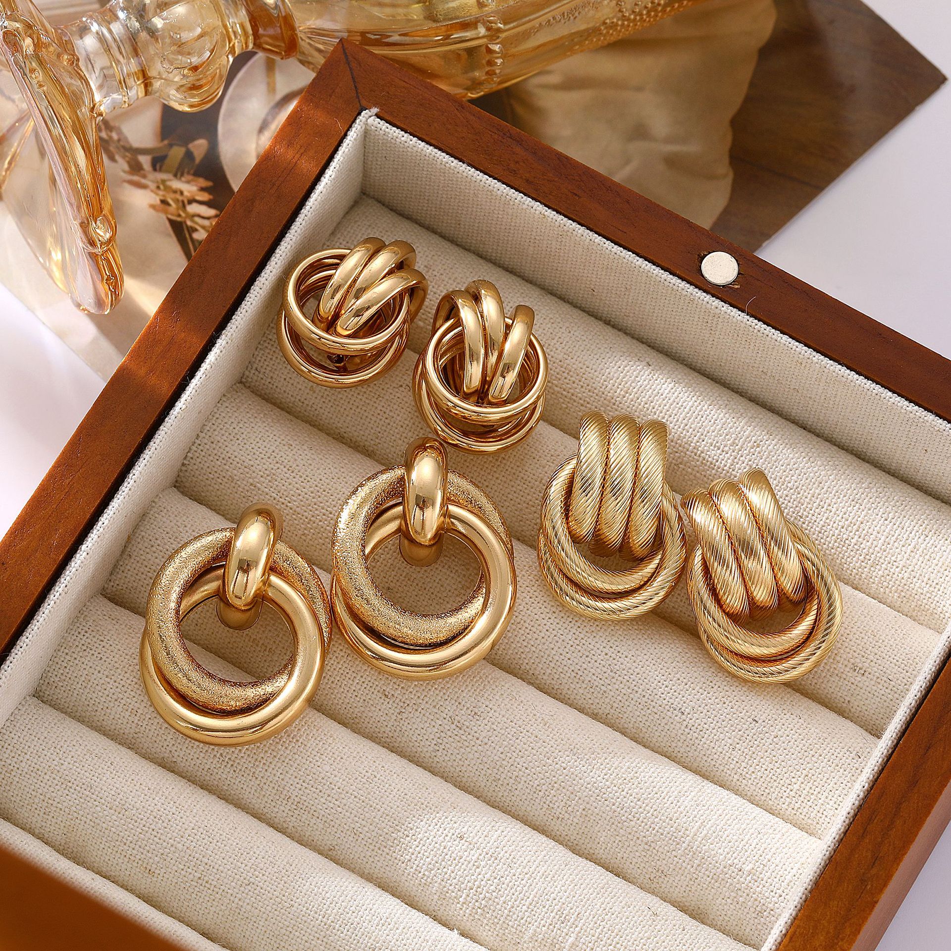 Cross-border European and American earrings, gold retro texture, elegant multi-layer twist earrings, individual, exaggerated and creative earring set Specification drawing