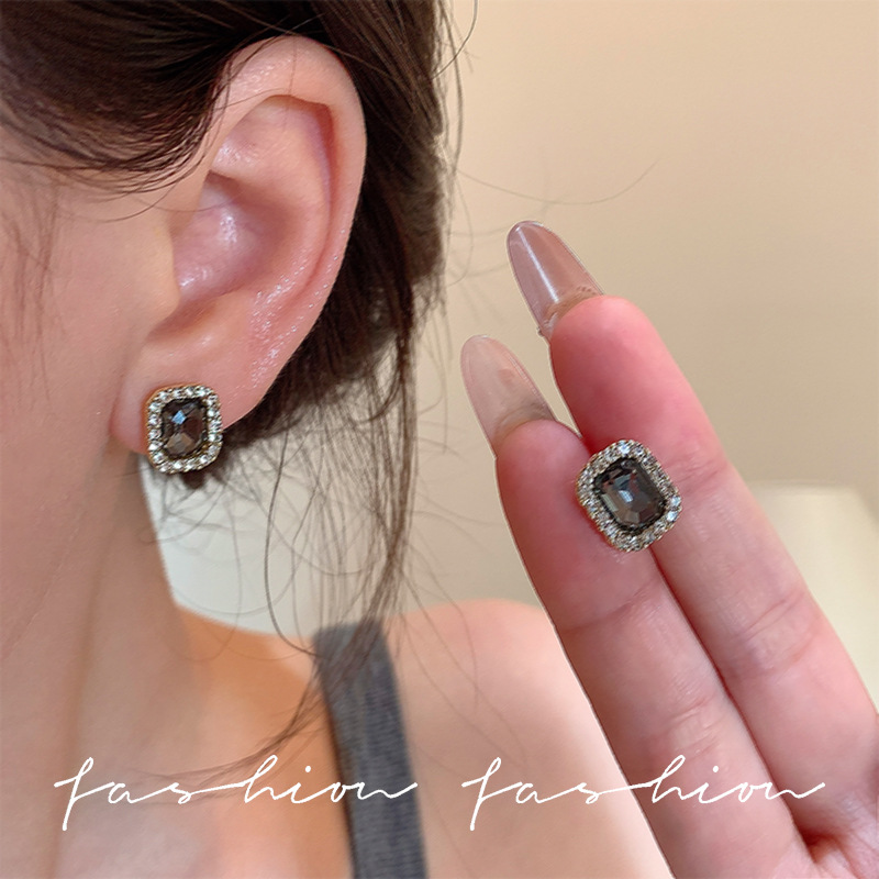 Unique black crystal square stud earrings for women, small and exquisite, a new style of trendy and high-end earrings in 2025 details Picture