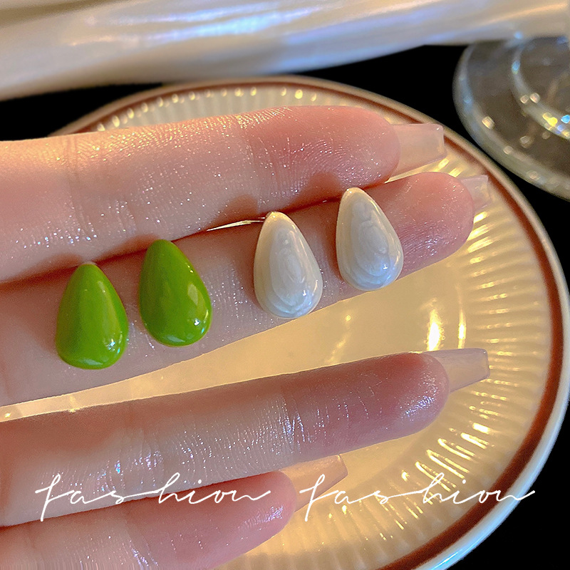 Japanese and Korean teardrop earrings, feminine stud earrings, retro Korean Internet celebrity bestsellers, niche design sense, 925 silver needle earrings full figure