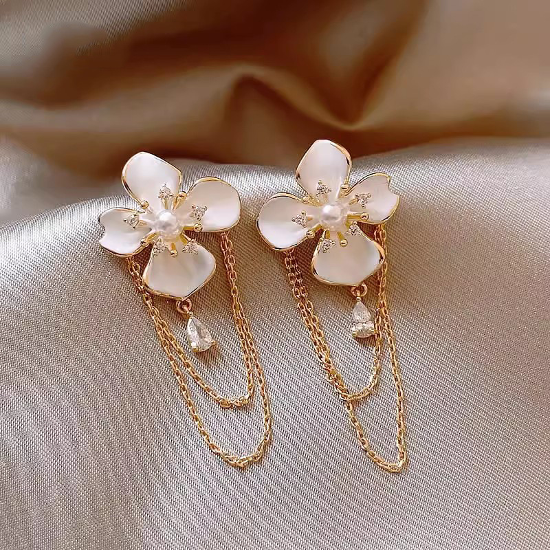 Silver needle diamond-encrusted pearl flower tassel earrings, niche, elegant and atmospheric earrings, fashionable, light luxury and high-end earrings full figure
