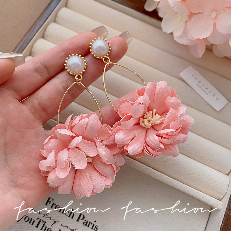 Forest-themed pearl flower earrings, long, fashionable, individualistic, exaggerated and sweet pink Daisy earrings, elegant earrings details Picture