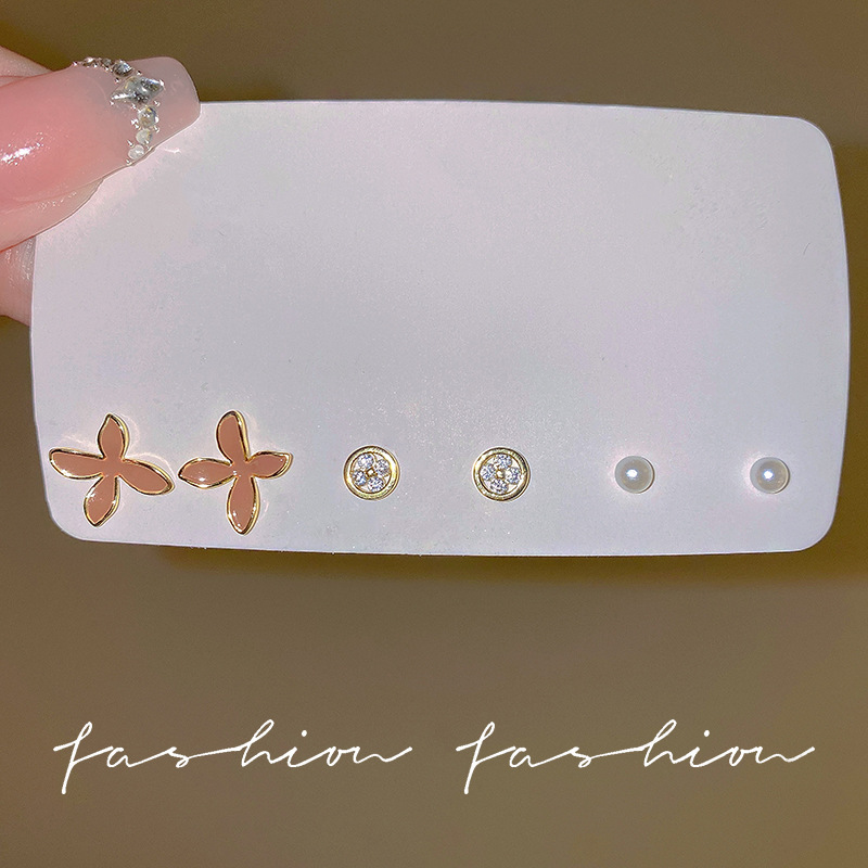 Three pairs of maple leaf ear-nourishing earrings in Korean style, small, fashionable and elegant, versatile pearl stud earrings, high-end earrings wholesale Specification drawing