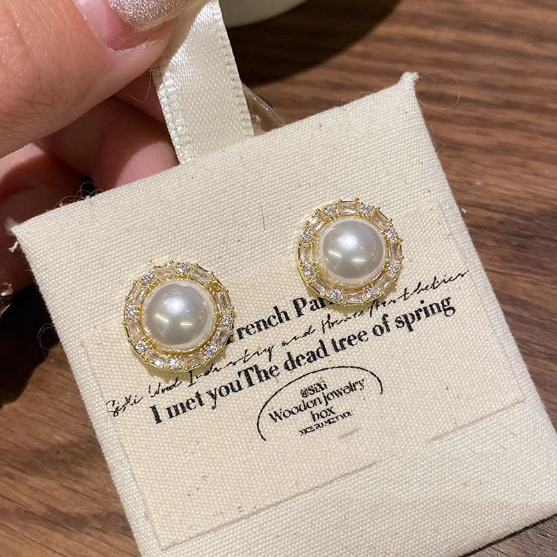 Retro French pearl micro-inlaid zircon stud earrings exude a feminine charm and a high-end look for a socialite. Round faces are slimming and versatile earrings Application Scenario