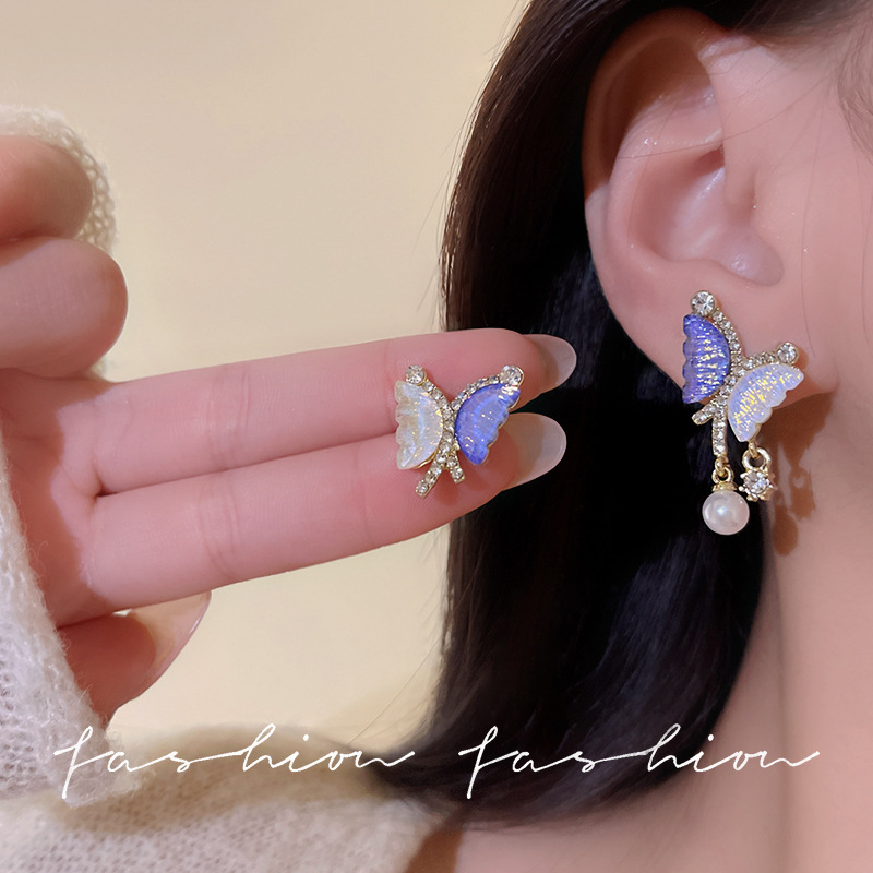 Asymmetrical pearl butterfly earrings with a niche design, a trendy and high-end look for women on Instagram, and new earrings from 2023 details Picture