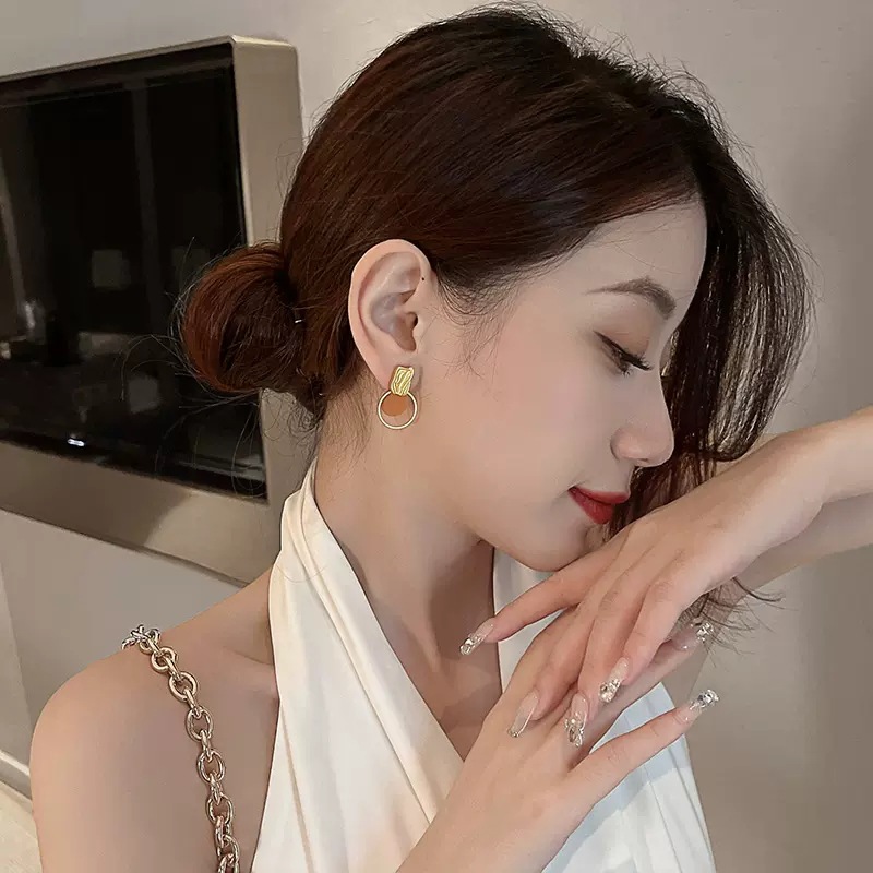 Niche design sense, versatile circle earrings for women, 2022 new silver needle stud earrings, Japanese and Korean light luxury, versatile earrings trend Application Scenario