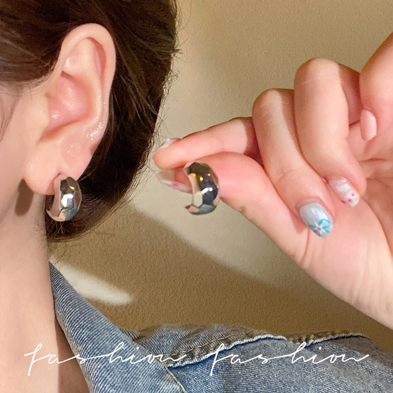 European and American niche matte metal brushed and cut silver earrings, trendy and individualistic, irregular stud earrings full figure