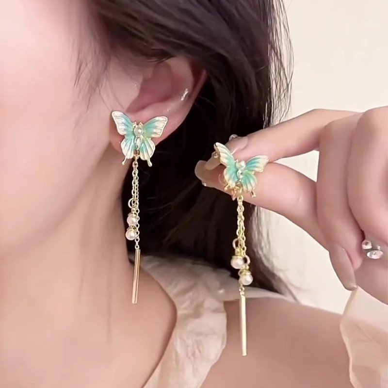 This spring and summer bestseller features a fresh and long tassel earring that exudes a sweet and feminine charm. The green butterfly stud earrings come in two pairs Specification drawing