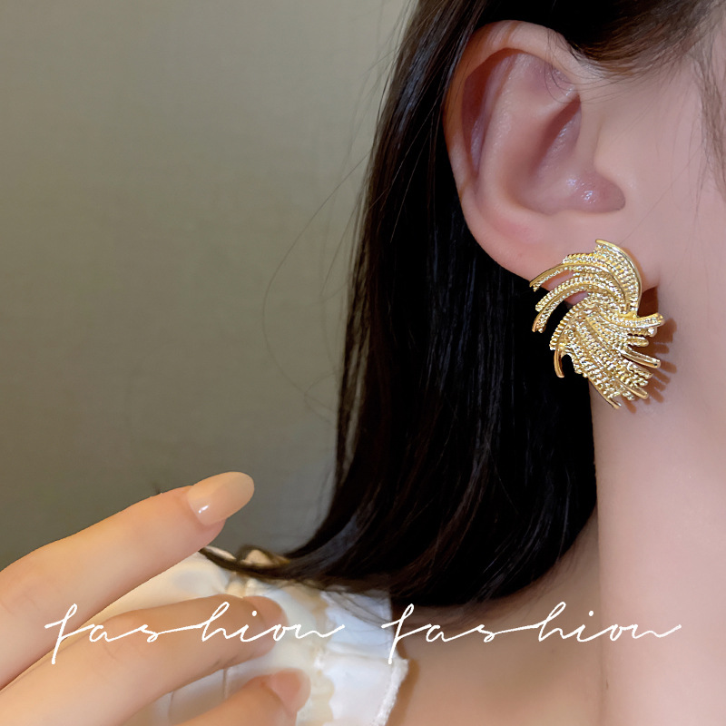 The exaggerated European and American earrings with a high-end feel, the stud earrings are grand and fashionable. The 2023 new firework unique retro earrings are a light luxury for women Specification drawing