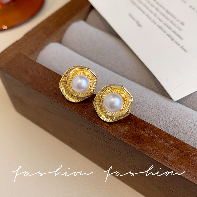 Small, irregular retro wavy pearl double-layer frosted earrings, French elegant brushed lotus leaf earrings and earrings for women Specification drawing