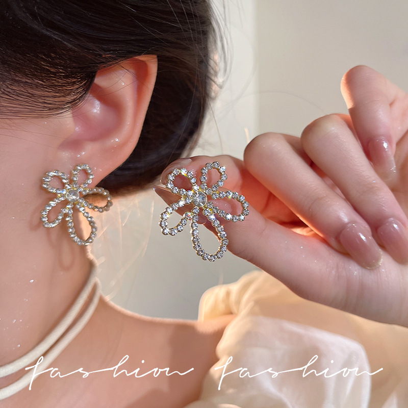 Spring and summer super sparkling water diamond flower stud earrings for women, Korean style ins unique earrings, simple, exquisite, fashionable and versatile earrings details Picture