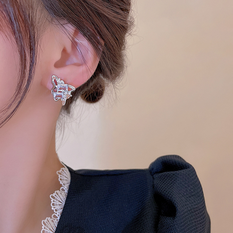 Asymmetrical unique earrings, women's niche design sense, high-end cold style earrings, tassels, elegant and light luxury stud earrings wholesale details Picture