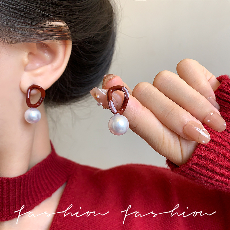 Autumn and winter retro Encore red pearl contrasting color earrings, Herben-style retro high-end commuter earrings, stud accessories details Picture