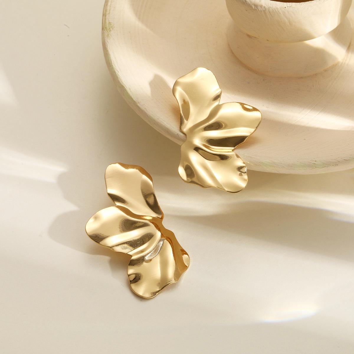 Cross-border best-selling golden flower ear studs, symmetrical, simple and irregular petal ear studs Application Scenario