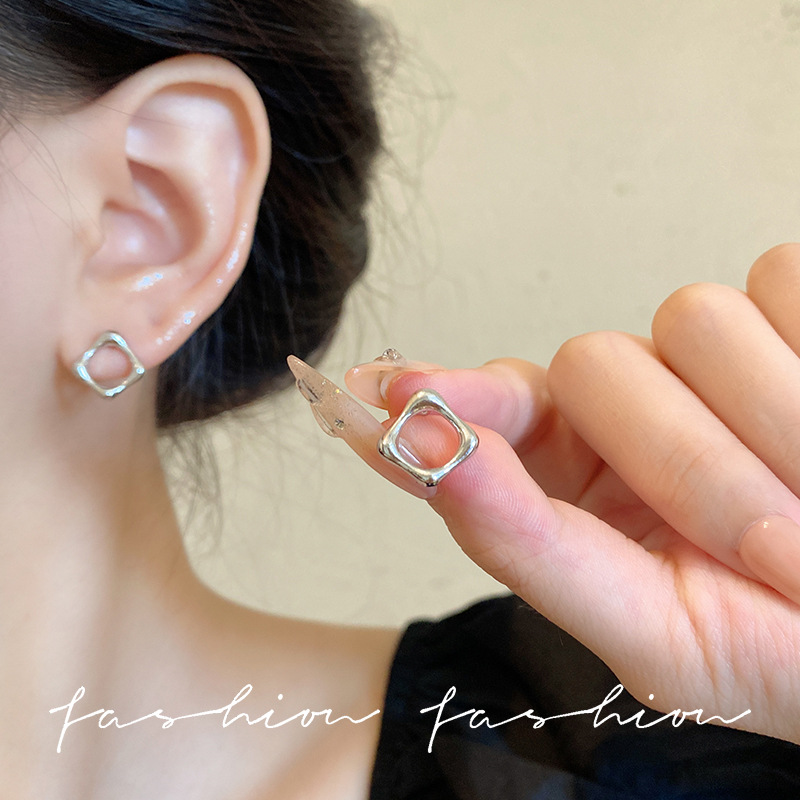 Hollowed-out golden square earrings with a high-end, niche and cold style, stud earrings for women, simple and unique metal ear rings and earrings Application Scenario