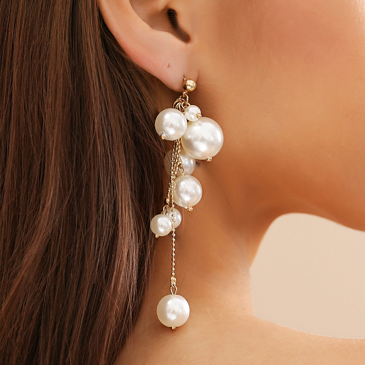 European and American exaggerated design imitation pearl tassel style earrings, cross-border bestsellers, large and small beaded sweet and cool stud accessories full figure