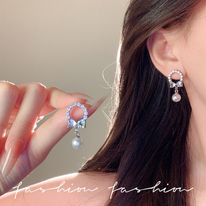 Unique bow pearl stud earrings for women in 2025, a light luxury geometric earrings with a niche design details Picture