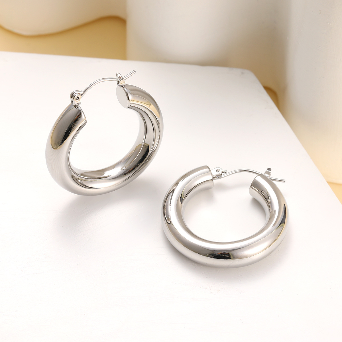 New cross-border simple and individual twisted ear rings from Europe and America, creative retro letter C-shaped metal chain earrings for women Application Scenario