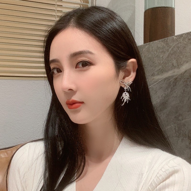 S925 Silver needle exquisite and individual tassel earrings, a light luxury and high-end feel, full diamond earrings, fashionable, niche and versatile earrings for women Application Scenario