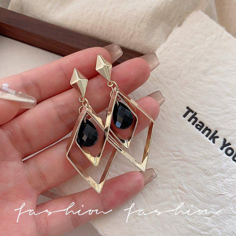 The new S925 silver needle earrings are a fashionable and trendy black diamond-shaped stud earrings with a touch of elegance, suitable for women full figure