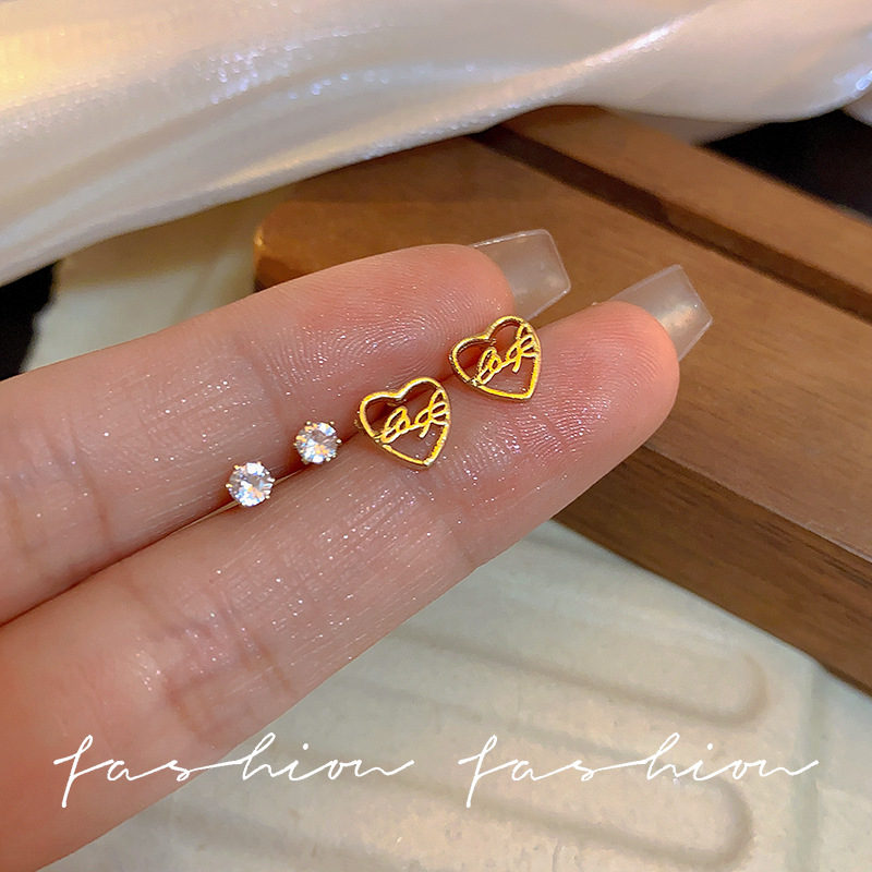 No need to take off the mini and small hollowed-out heart-shaped earrings when sleeping. This is an Instagram-style Korean version of a rare and exquisite two-piece set of earrings full figure