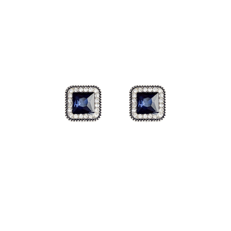 High-end, elegant and versatile stud earrings for women 2025, new trendy and simple style, trendy and stylish earrings, light luxury and individual earrings Item Picture