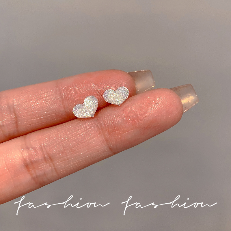 ins high-end design, niche and elegant stud earrings, women's transparent crystal heart-shaped earrings, exquisite and light luxury, versatile earrings full figure