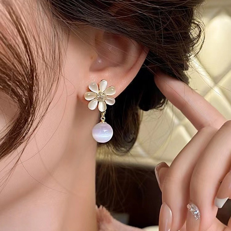 Wholesale of Dongdaemun silver needle flower earrings, women's retro style cat's eye stone earrings, ins style and simple earrings in South Korea full figure